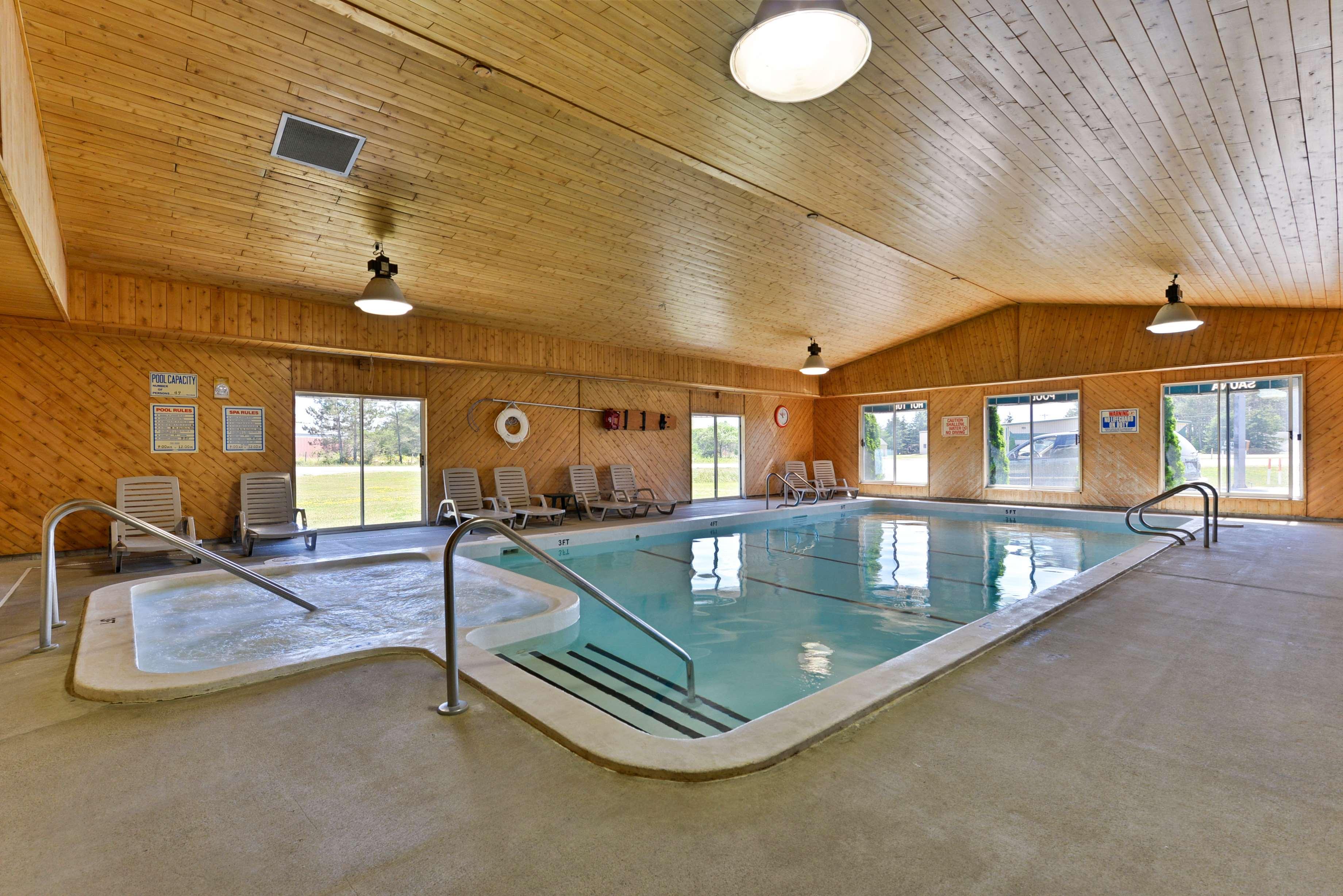 Americas Best Value Inn & Suites - Tahquamenon Country Newberry Exterior foto
