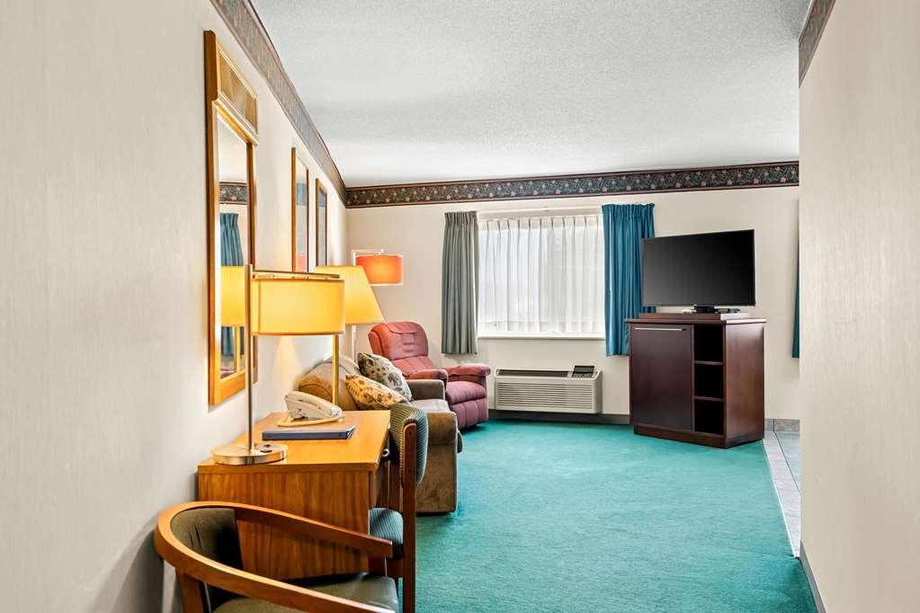 Americas Best Value Inn & Suites - Tahquamenon Country Newberry Habitación foto