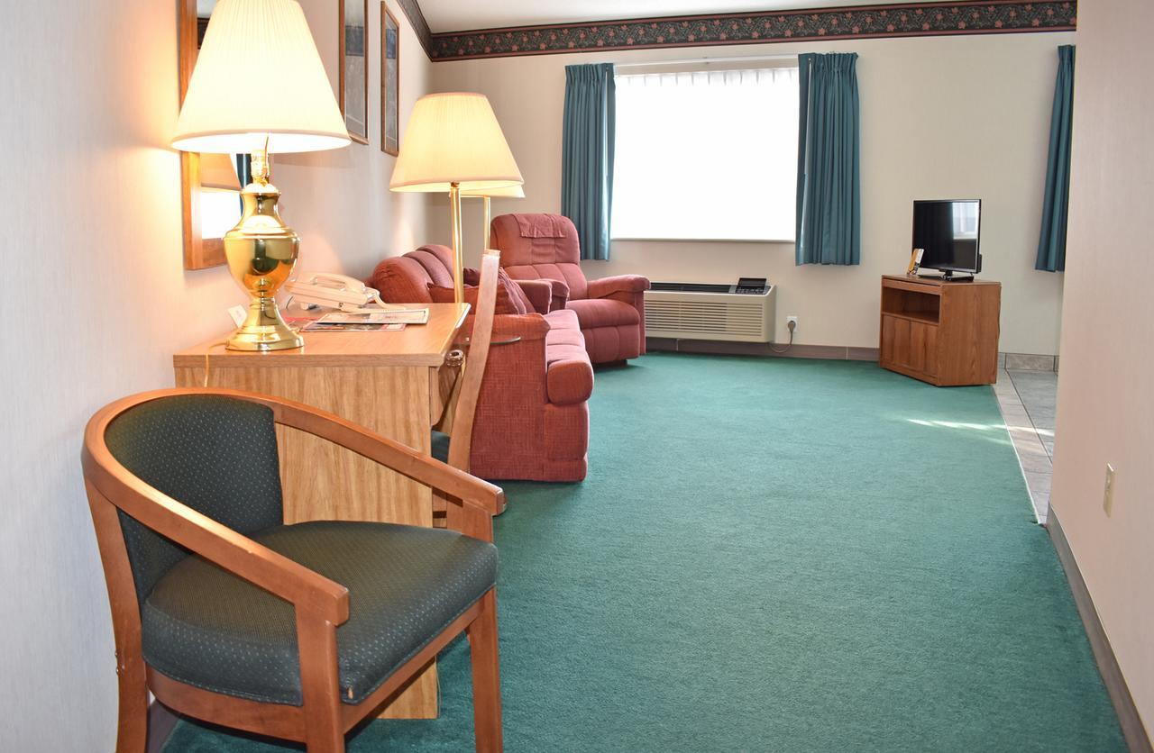 Americas Best Value Inn & Suites - Tahquamenon Country Newberry Exterior foto