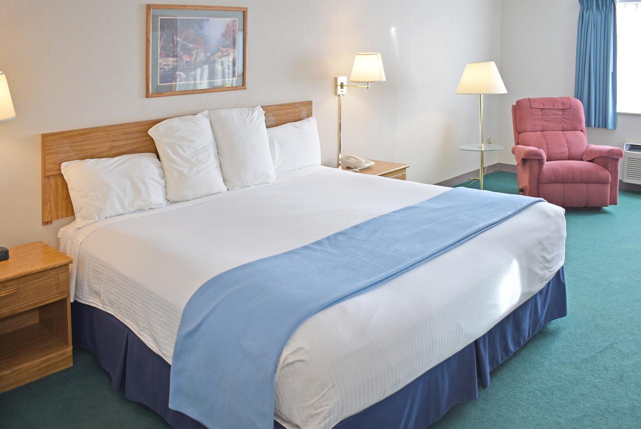 Americas Best Value Inn & Suites - Tahquamenon Country Newberry Exterior foto