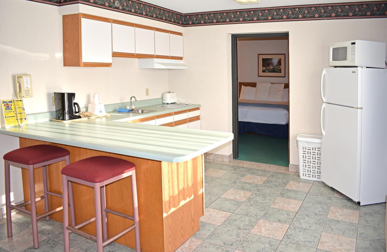 Americas Best Value Inn & Suites - Tahquamenon Country Newberry Exterior foto