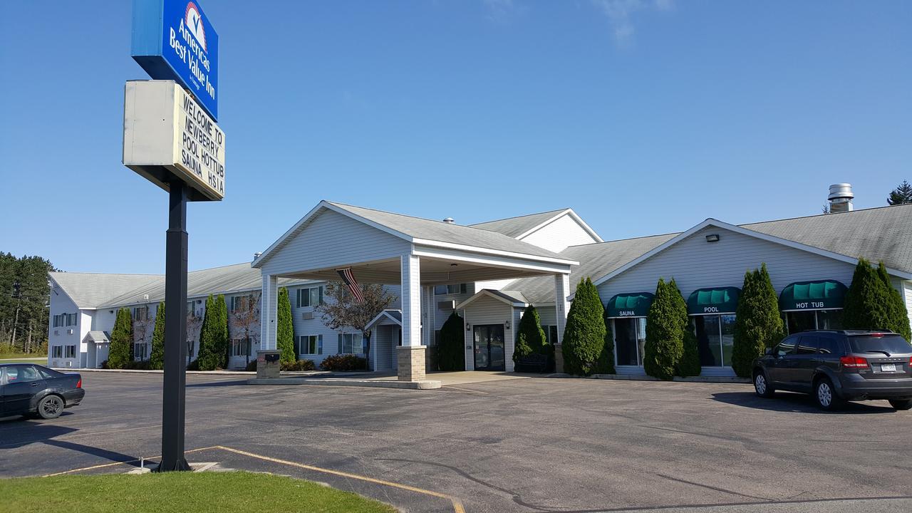Americas Best Value Inn & Suites - Tahquamenon Country Newberry Exterior foto